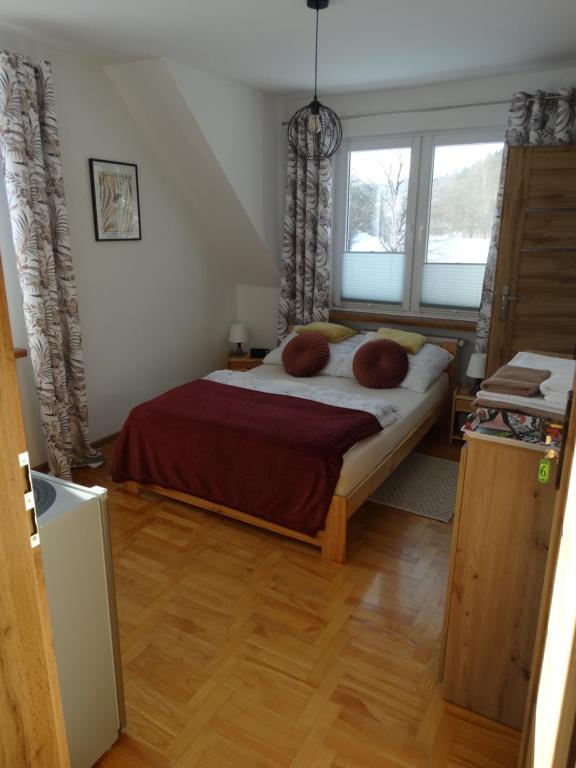 Postel nebo postele na pokoji v ubytování Dom nad potokiem - pokoje całoroczne