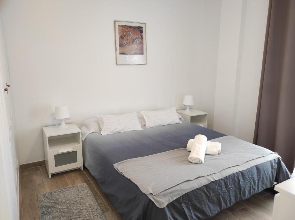 巴列格蘭雷的住宿－APARTAMENTO en PLAYA CALERA，一间卧室配有一张床,上面有两条毛巾