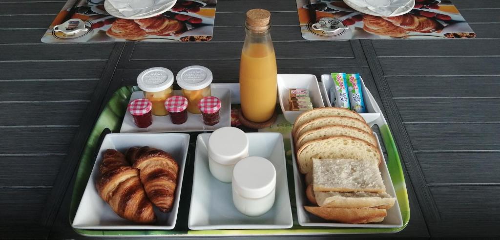 uma lancheira com pão e pastelaria e uma garrafa de sumo de laranja em Mon gîte à Pélasque em Lantosque