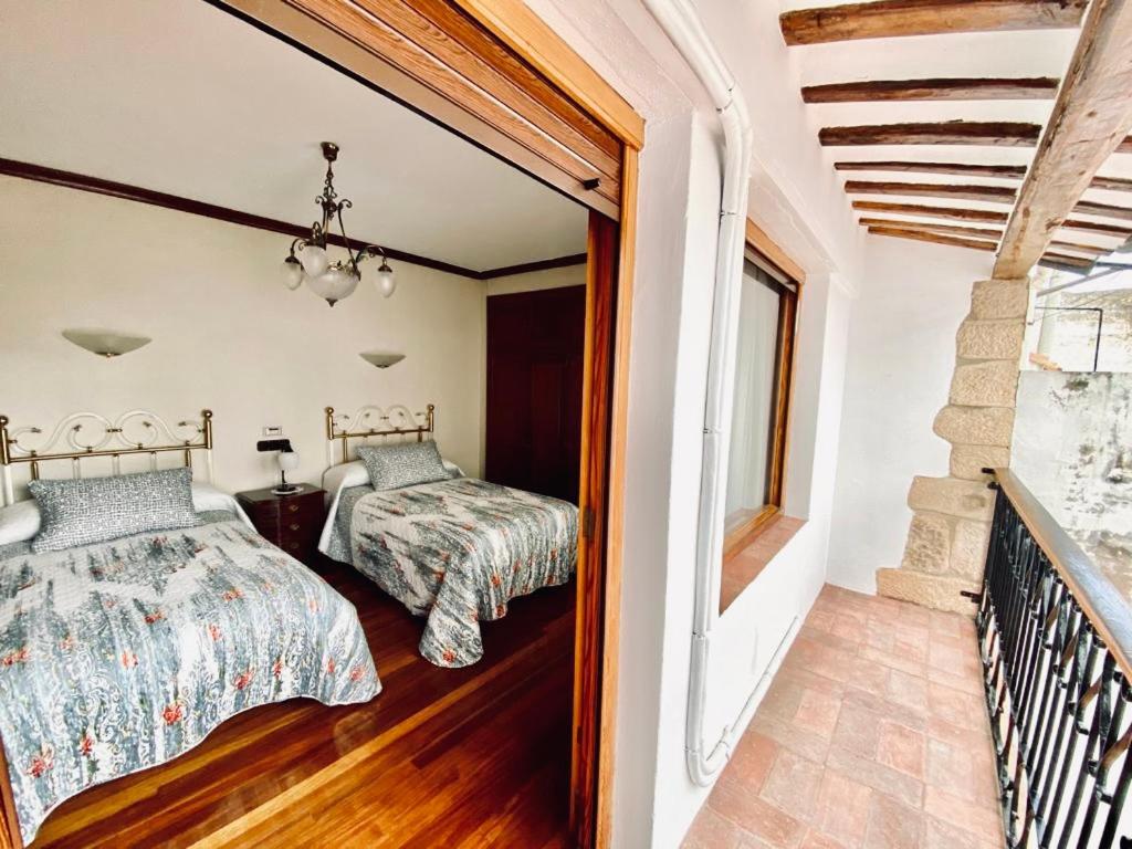 1 dormitorio con 2 camas y escalera en La Pilarcita Centro, en Fuenmayor