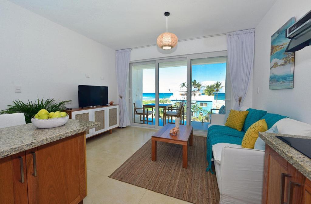 TV a/nebo společenská místnost v ubytování Amazing ocean view apartment with grand pool