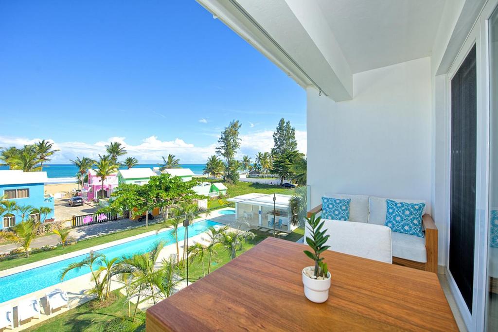 Výhled na bazén z ubytování Amazing ocean view apartment with grand pool nebo okolí