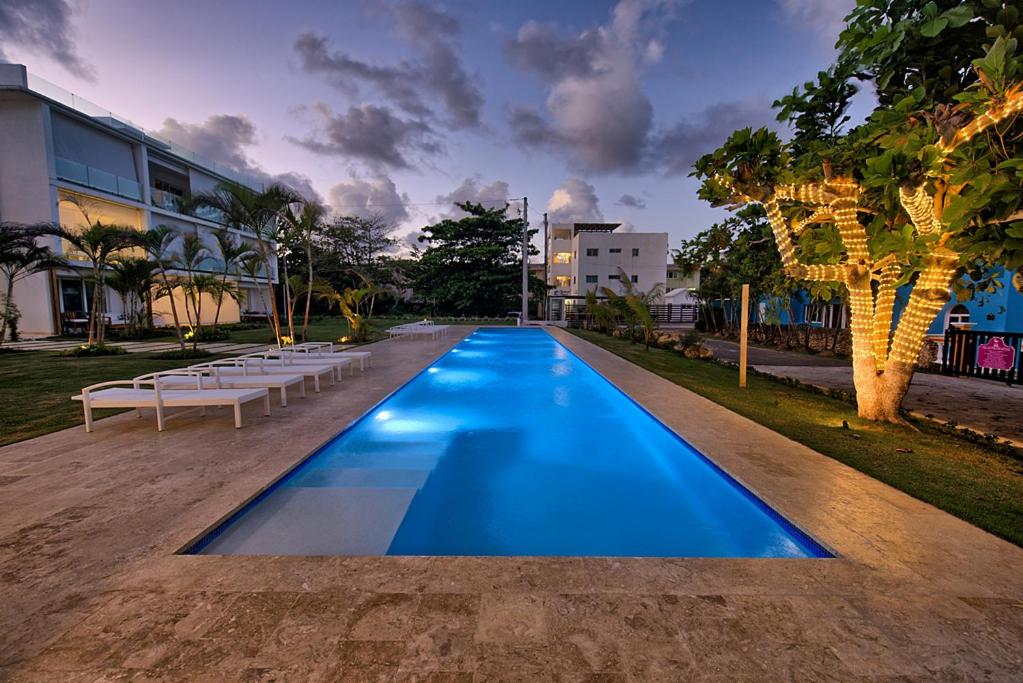 Bazén v ubytování Amazing ocean view apartment with grand pool nebo v jeho okolí