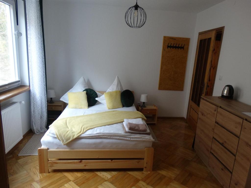 Postel nebo postele na pokoji v ubytování Dom nad potokiem - pokoje całoroczne