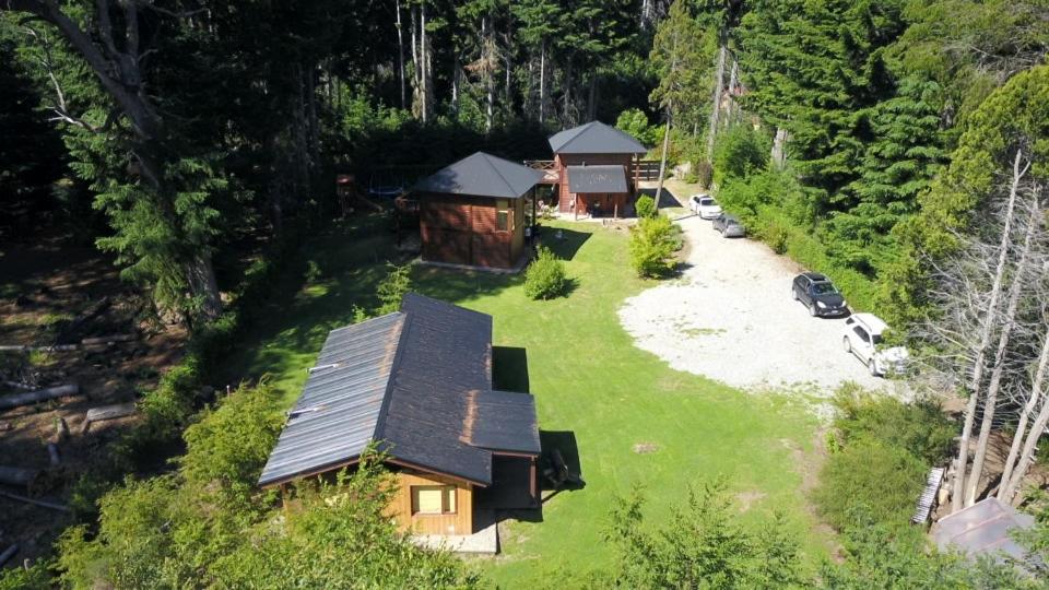 una vista aérea de una casa con patio en Alihuen Cabañas Cab 3 en San Carlos de Bariloche