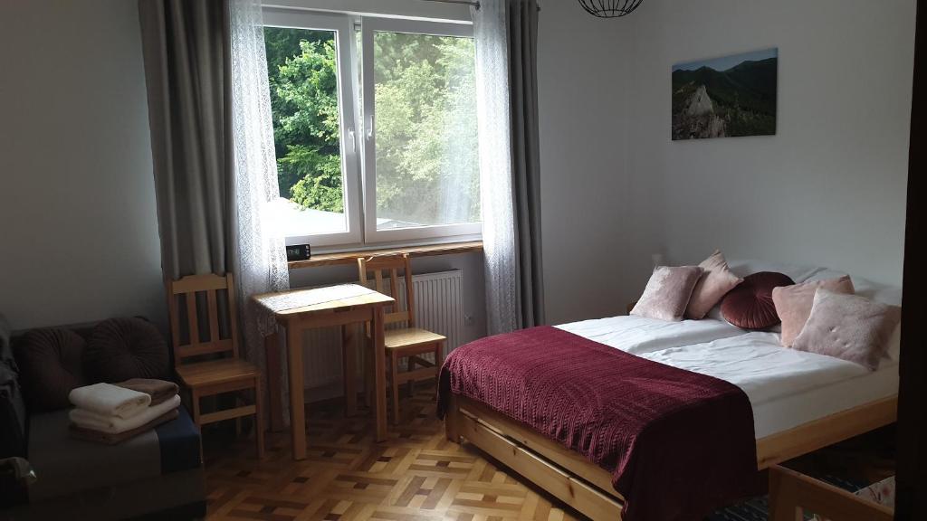 Postel nebo postele na pokoji v ubytování Dom nad potokiem - pokoje całoroczne