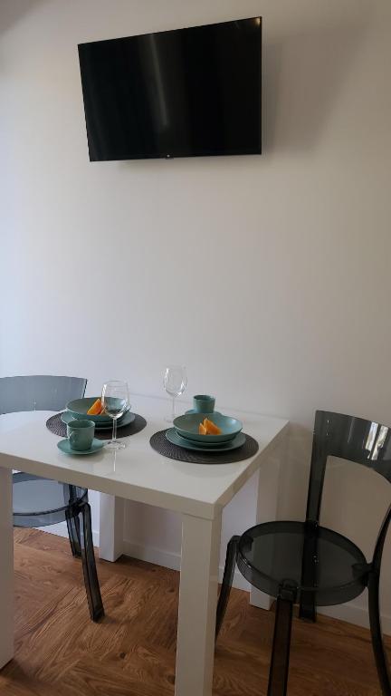 A television and/or entertainment centre at Malibu Apartments