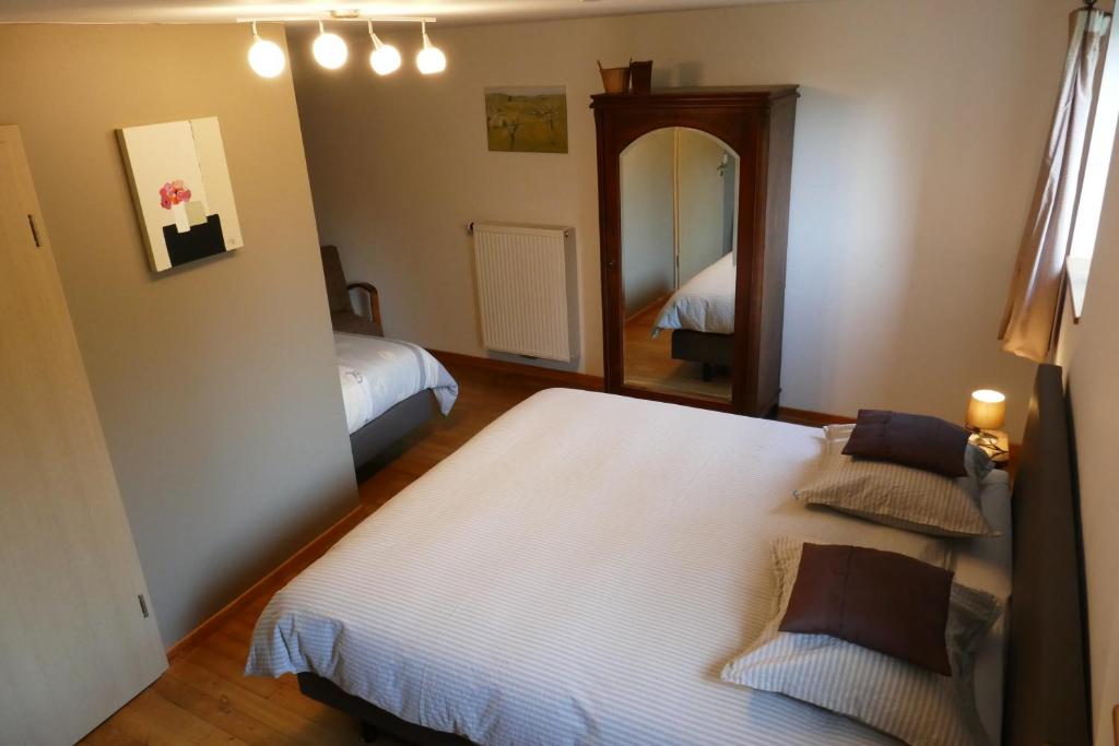 Postel nebo postele na pokoji v ubytování B&B La ferme de Berwausault