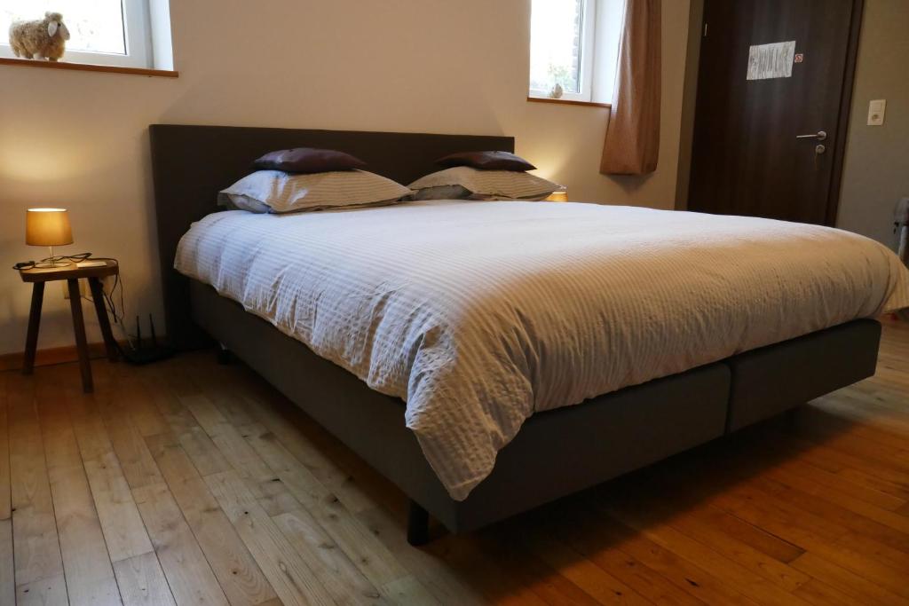 Postel nebo postele na pokoji v ubytování B&B La ferme de Berwausault