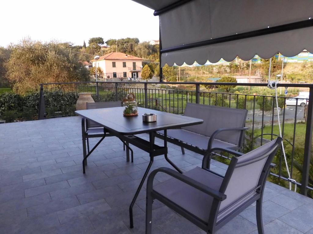 uma mesa e duas cadeiras num pátio em Le rose di Bino em Sestri Levante