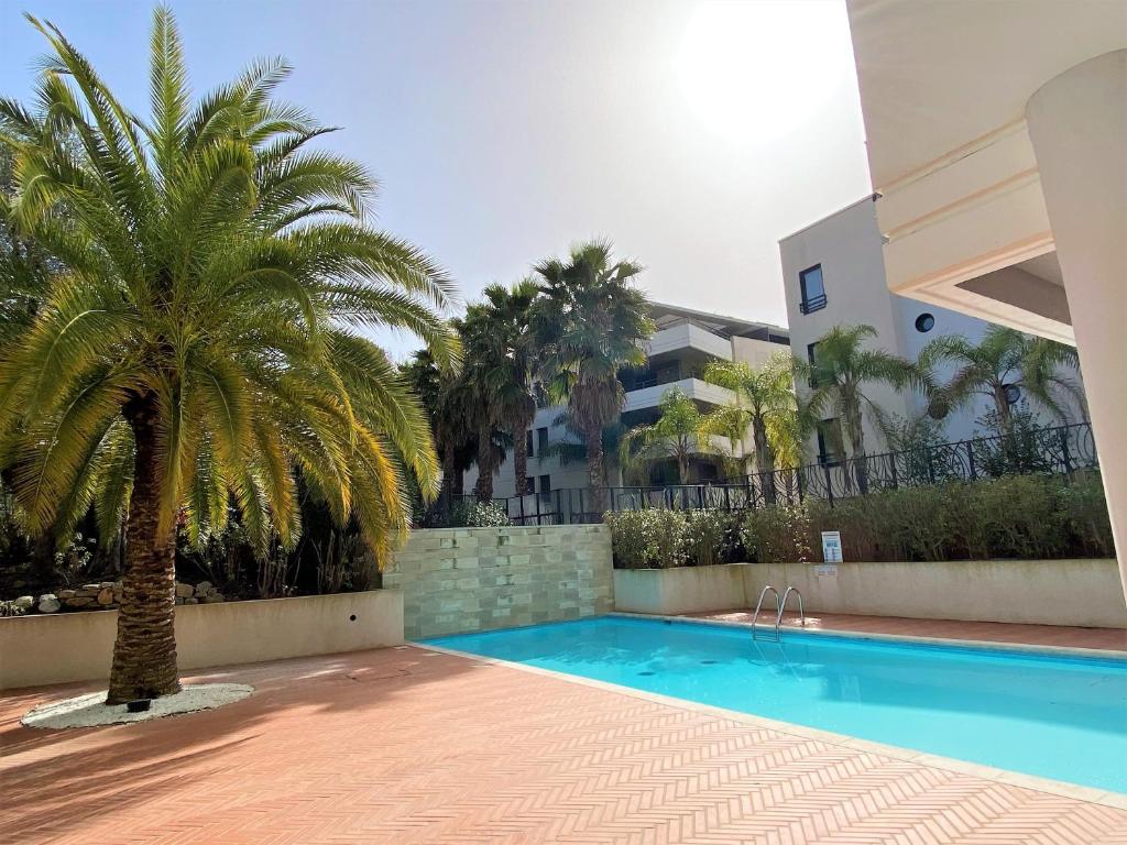 2 pièces terrasse piscine Cannes Californie游泳池或附近泳池