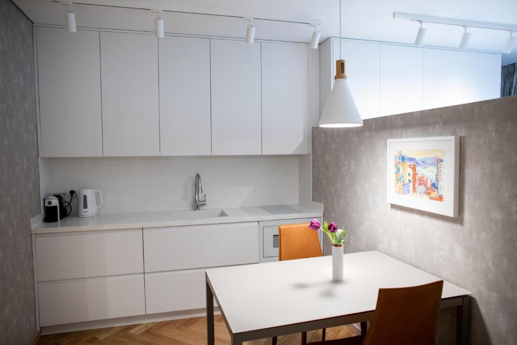Seven Luxury Suites - Image 11