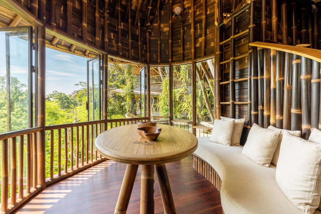 Balkón nebo terasa v ubytování Eclipse House 4bds Eco Bamboo House Pool RiverView
