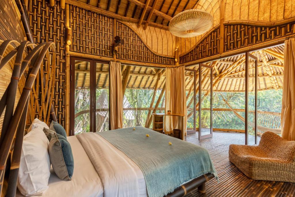 Postel nebo postele na pokoji v ubytování Eclipse House 4bds Eco Bamboo House Pool RiverView