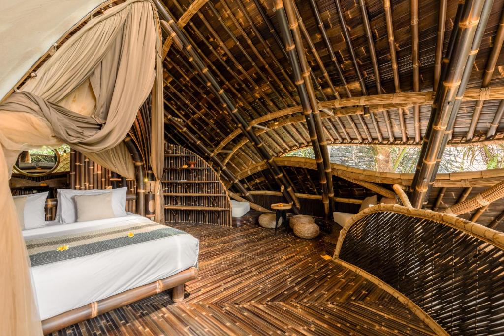 Postel nebo postele na pokoji v ubytování Eclipse House 4bds Eco Bamboo House Pool RiverView
