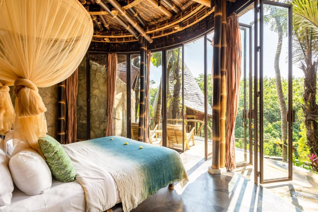 Balkón nebo terasa v ubytování Eclipse House 4bds Eco Bamboo House Pool RiverView