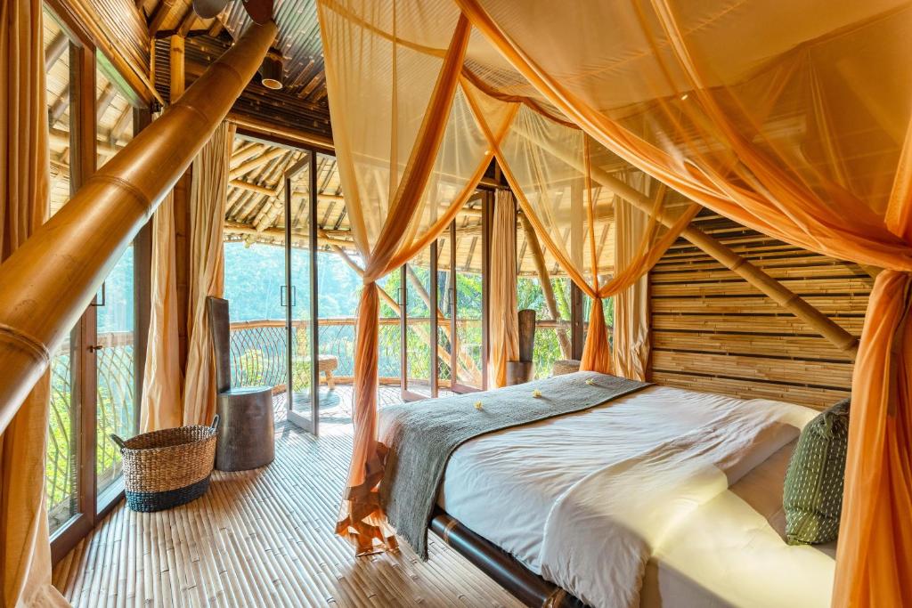 Postel nebo postele na pokoji v ubytování Eclipse House 4bds Eco Bamboo House Pool RiverView