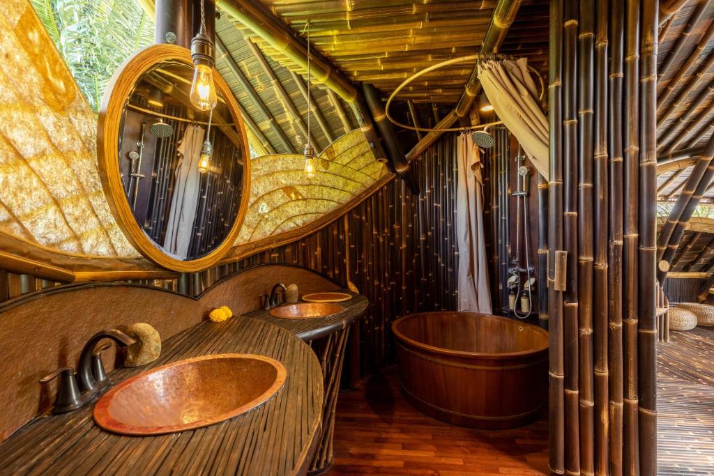 Koupelna v ubytování Eclipse House 4bds Eco Bamboo House Pool RiverView