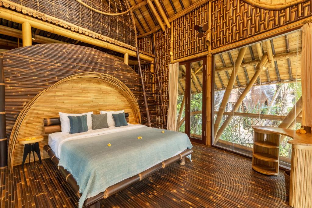 Postel nebo postele na pokoji v ubytování Eclipse House 4bds Eco Bamboo House Pool RiverView