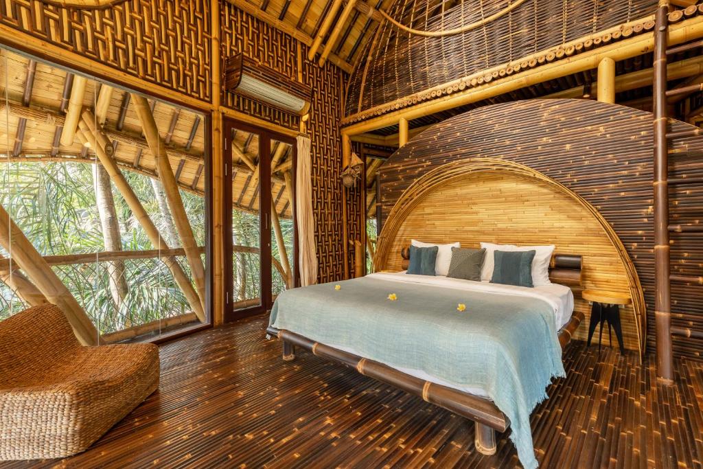 Postel nebo postele na pokoji v ubytování Eclipse House 4bds Eco Bamboo House Pool RiverView