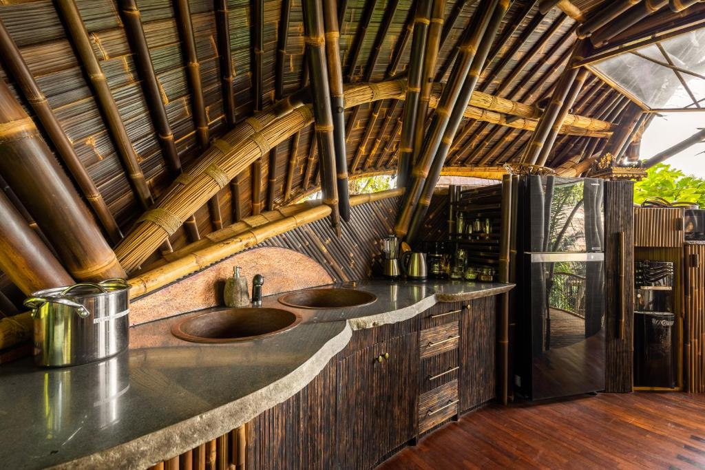 Kuchyň nebo kuchyňský kout v ubytování Eclipse House 4bds Eco Bamboo House Pool RiverView