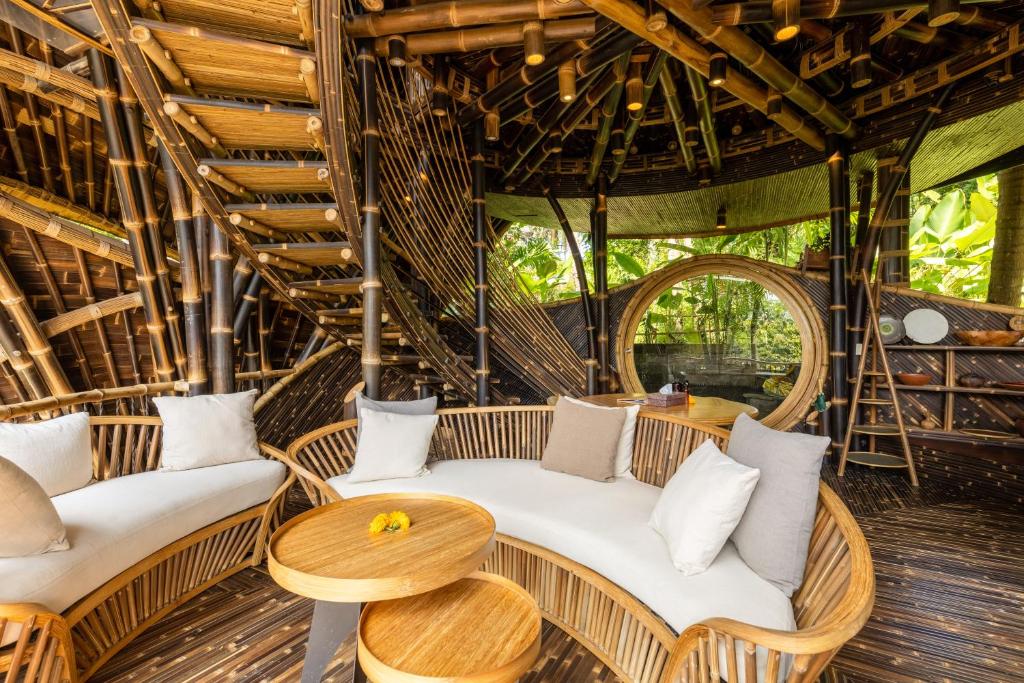 Posezení v ubytování Eclipse House 4bds Eco Bamboo House Pool RiverView