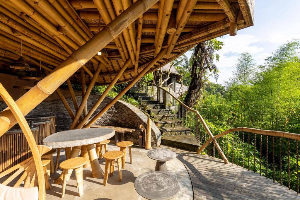 Balkón nebo terasa v ubytování Eclipse House 4bds Eco Bamboo House Pool RiverView