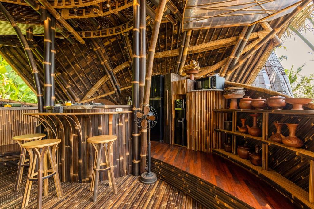 Příslušenství pro přípravu čaje a kávy v ubytování Eclipse House 4bds Eco Bamboo House Pool RiverView