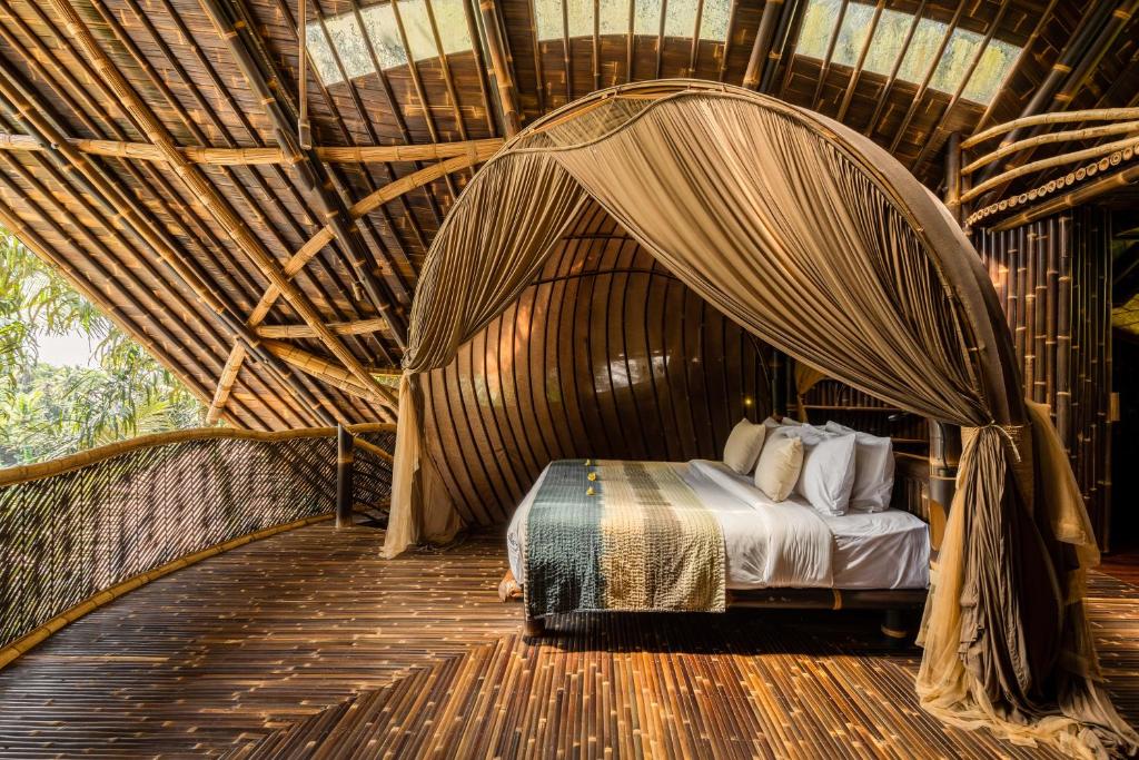 Postel nebo postele na pokoji v ubytování Eclipse House 4bds Eco Bamboo House Pool RiverView