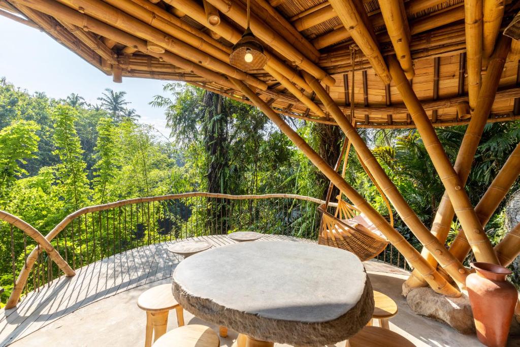 Balkón nebo terasa v ubytování Eclipse House 4bds Eco Bamboo House Pool RiverView