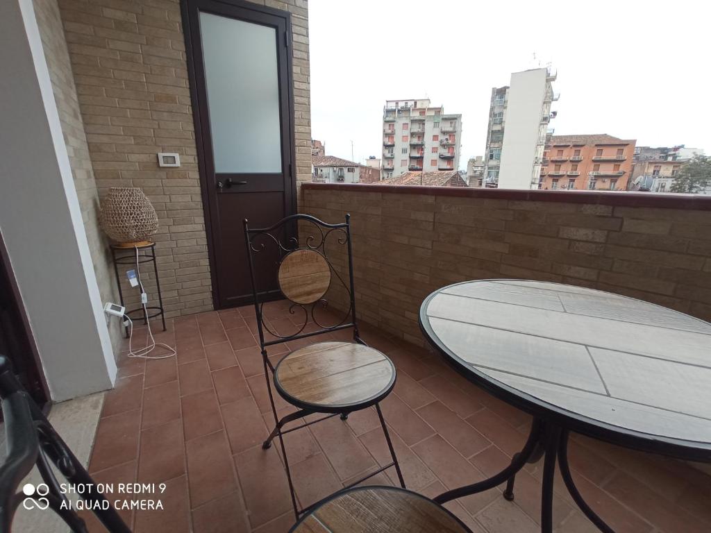 - Balcón con mesa, mesa y mesa en Il Duomo Apartment, en Catania