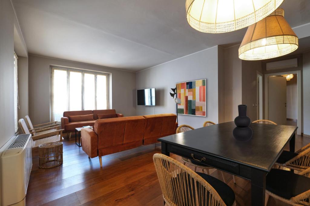 salon z kanapą i stołem w obiekcie Castello Luxury Apartment - in the heart of Milan w Mediolanie