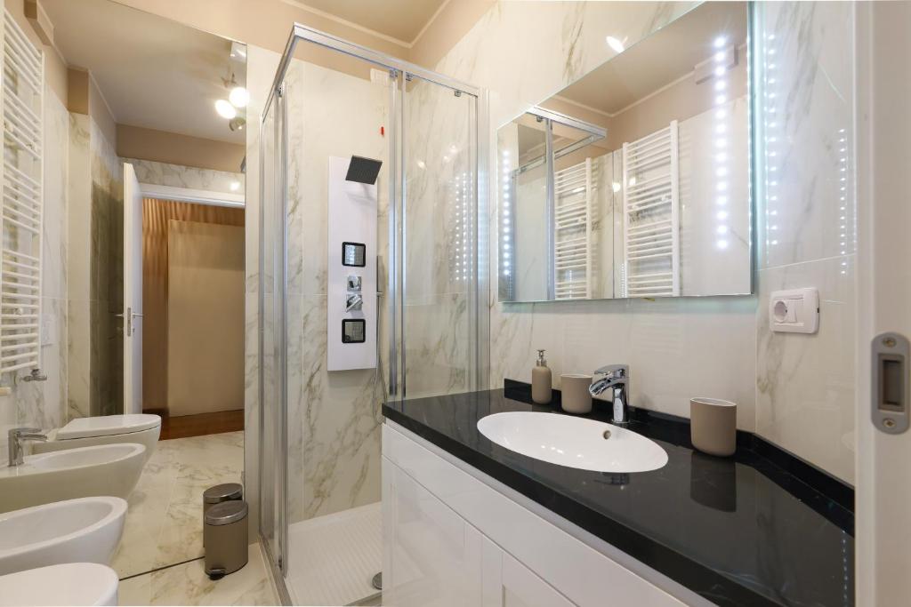 łazienka z umywalką, prysznicem i toaletą w obiekcie Castello Luxury Apartment - in the heart of Milan w Mediolanie