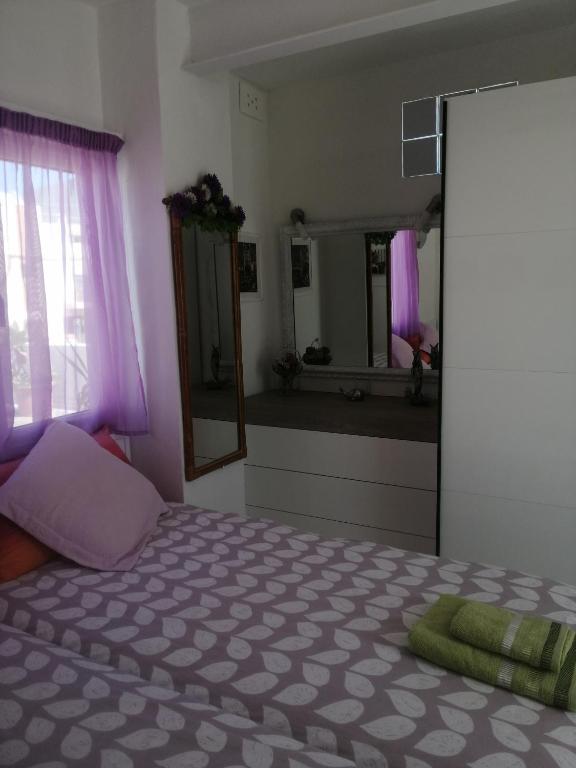 Postel nebo postele na pokoji v ubytování Studio apartment with private terrace, Jacuzzi & views