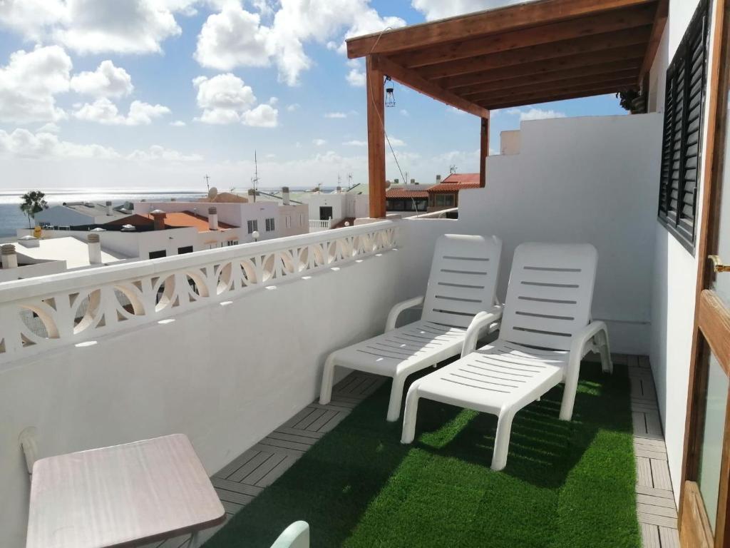 two chairs on a balcony with a view of the ocean at Morro Mar in Morro del Jable