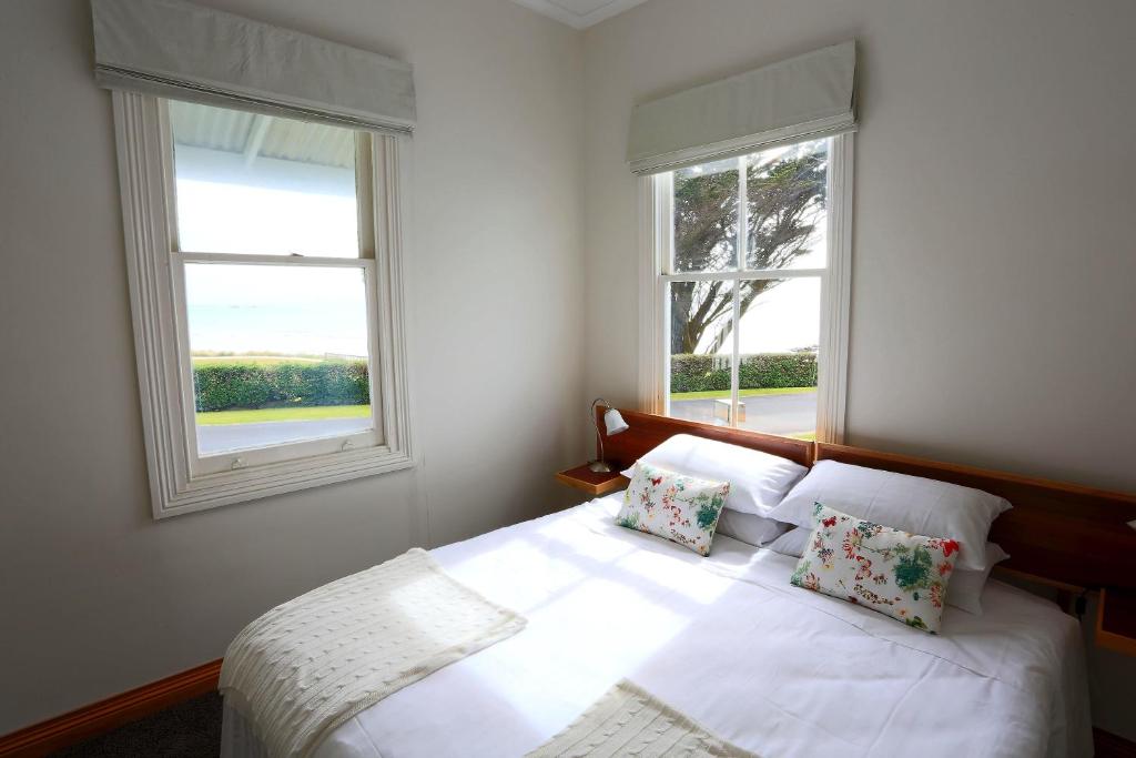 Postel nebo postele na pokoji v ubytování @ the beach & not quite @ the beach Holiday Cottages - Stanley