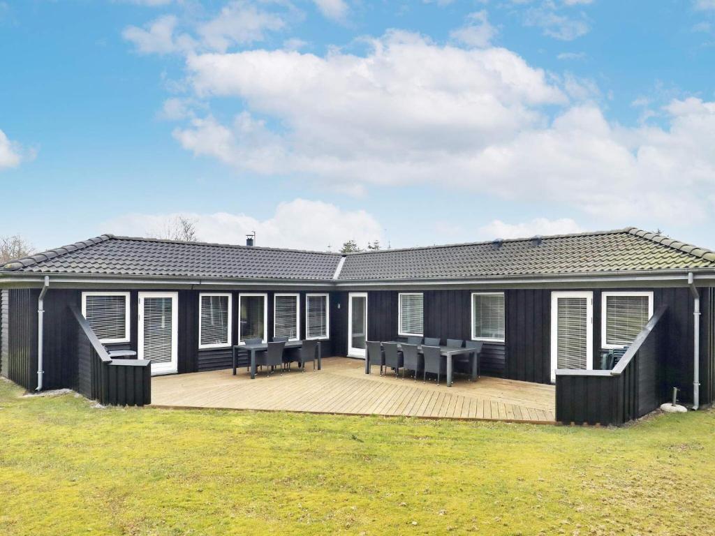 een zwart modulair huis met een terras bij Holiday home Hals CXI in Hals