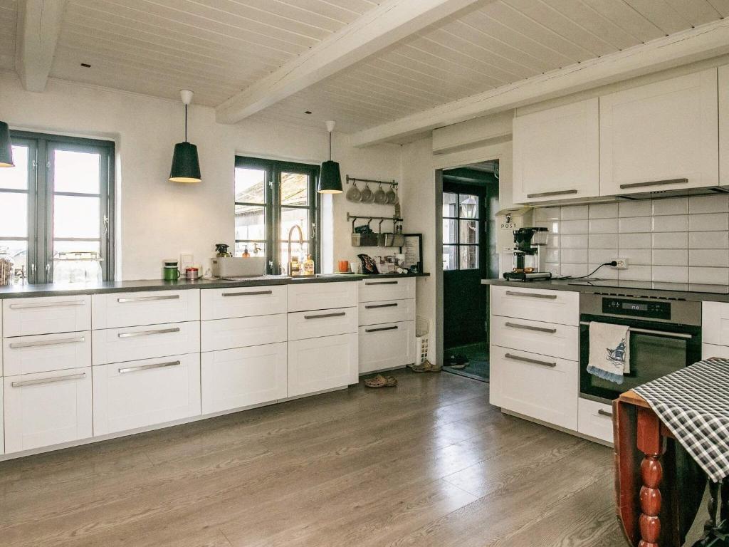 Kuchyň nebo kuchyňský kout v ubytování Holiday home Løkken CLXVI