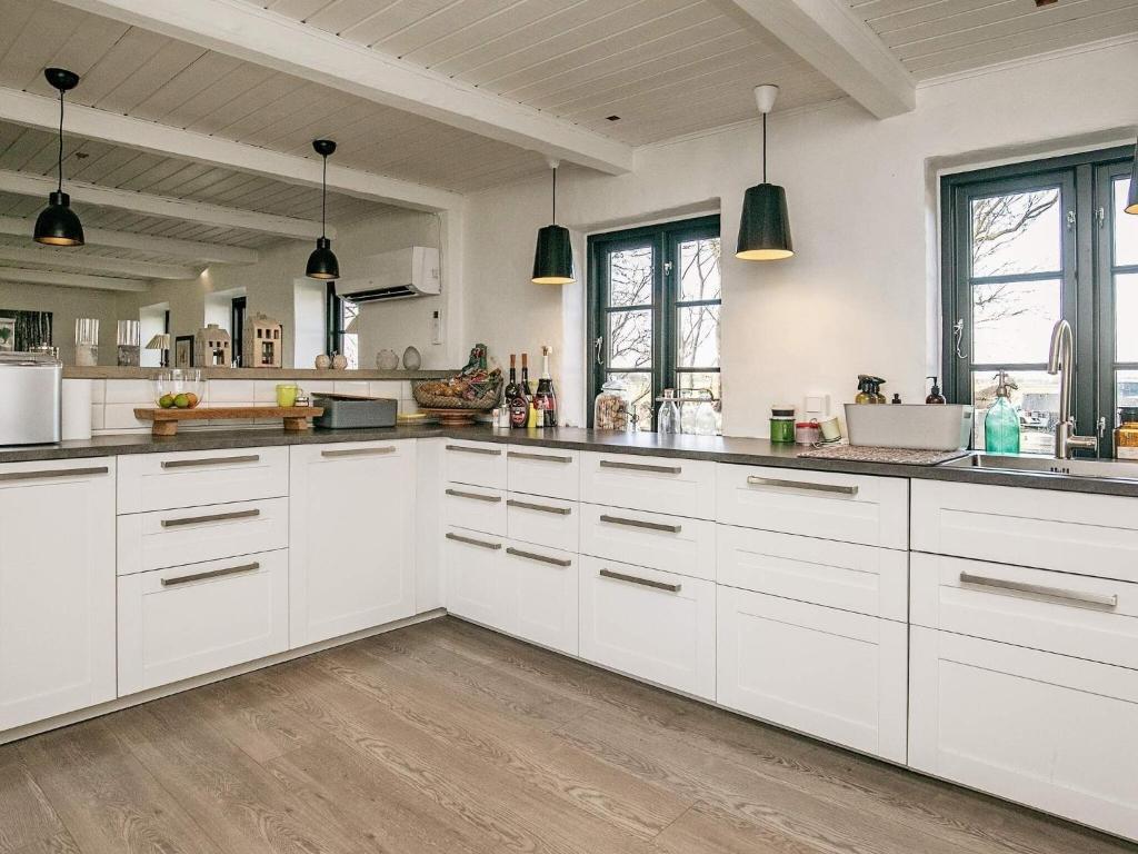 Kuchyň nebo kuchyňský kout v ubytování Holiday home Løkken CLXVI