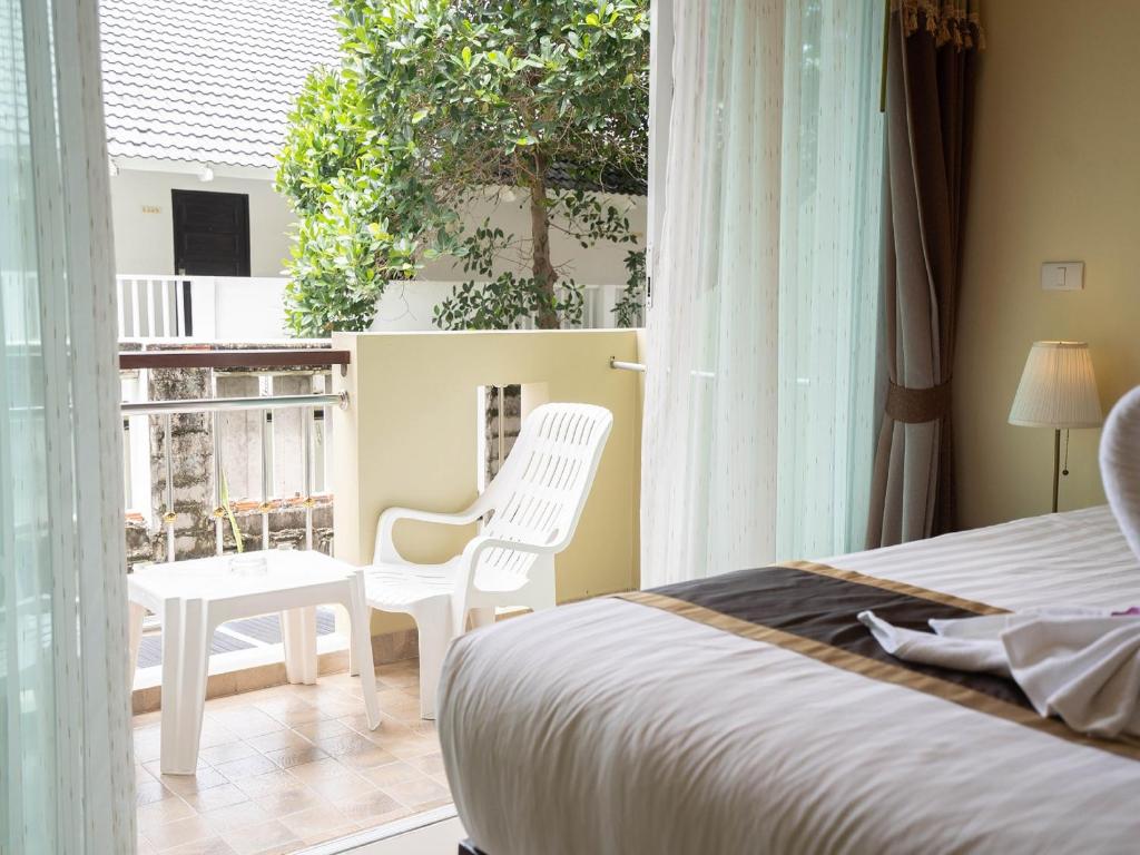 Postel nebo postele na pokoji v ubytování Baan Sailom Hotel Phuket - Sha Extra Plus