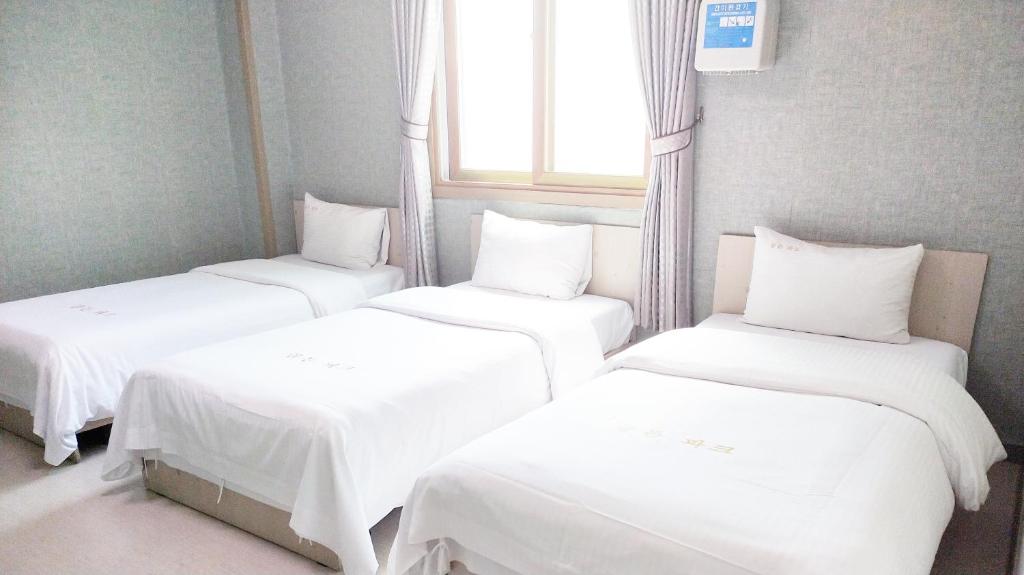 Postel nebo postele na pokoji v ubytování Golden Park Hotel