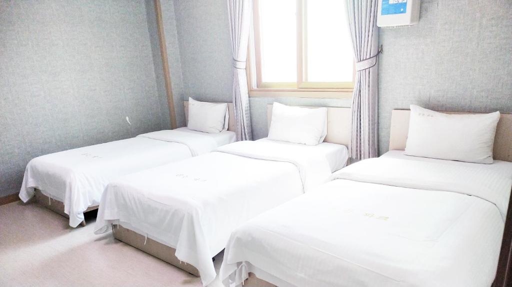 Postel nebo postele na pokoji v ubytování Golden Park Hotel