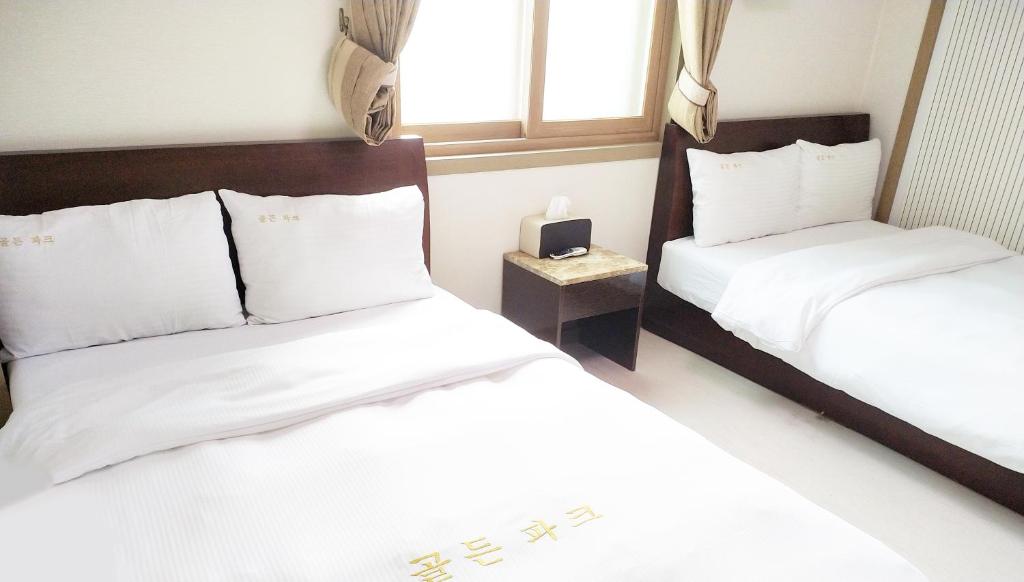 Postel nebo postele na pokoji v ubytování Golden Park Hotel