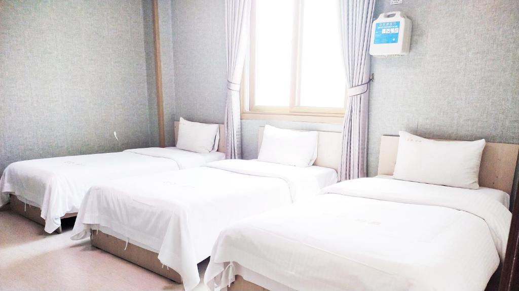 Postel nebo postele na pokoji v ubytování Golden Park Hotel