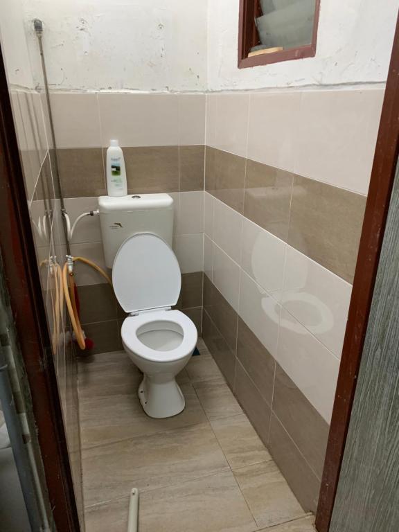 太平HOMESTAY CIK MUNAH的一间位于客房内的白色卫生间的浴室