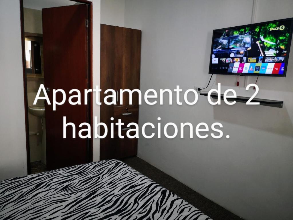 Una televisión o centro de entretenimiento en Cómodos y acogedores Apartaestudios - Manizales