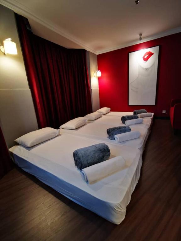 Postel nebo postele na pokoji v ubytování Regalodge Hotel & Spa Ipoh