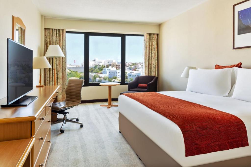 TV a/nebo společenská místnost v ubytování Crowne Plaza Muscat by IHG