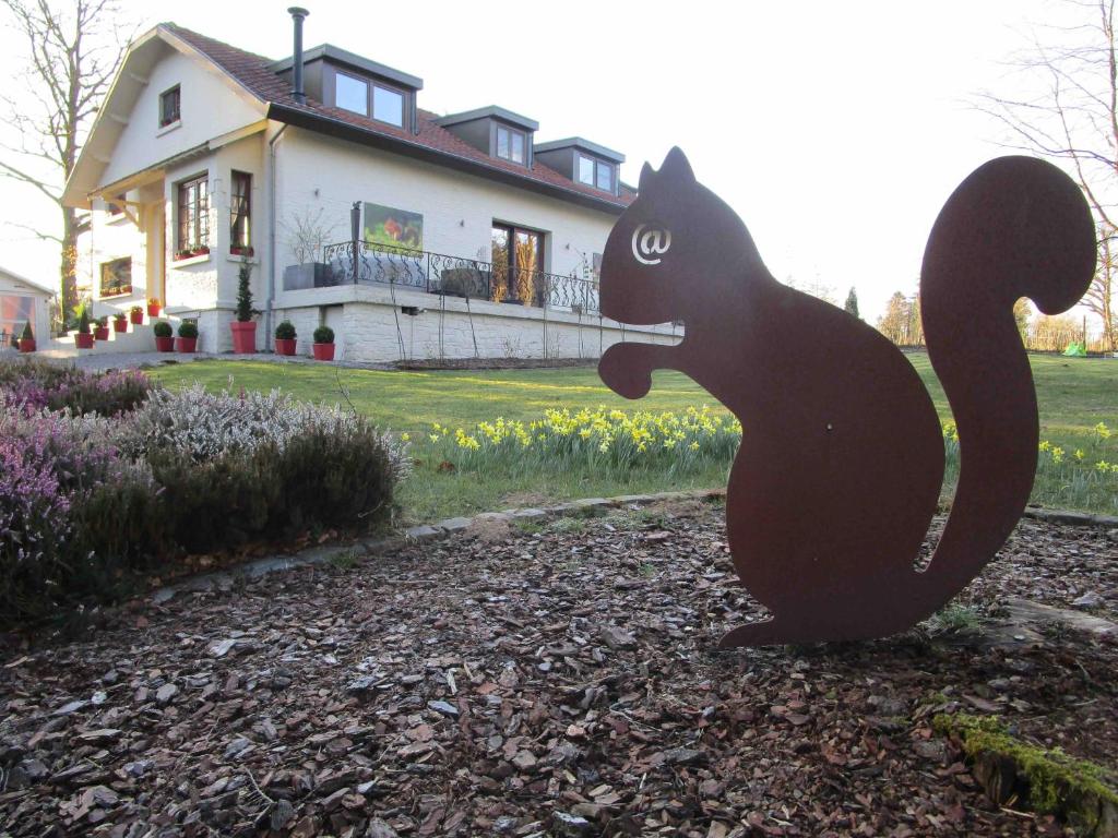 a statue of a black cat in front of a house at Le Relais des Fagnes in Sart-lez-Spa