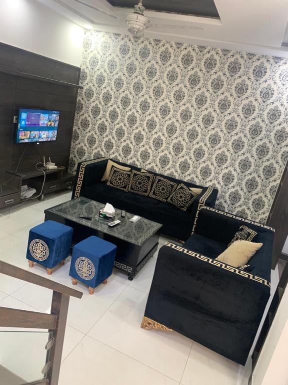 ein Wohnzimmer mit einem Sofa und einem Tisch in der Unterkunft Independent Villa in DHA Phase 6 Lahore Three 3 Bedroom Full House in Lahore